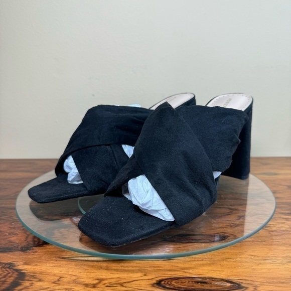 NEW Adrienne Vittadini Genie Crossover Sandal in black microsuede - Picture 4 of 15